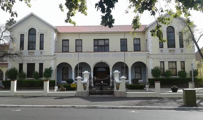 LA ROCHELLE MEISIES HOËRSKOOL - School building exterior