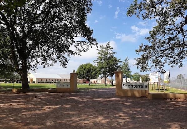 OUTENIQUA HOËRSKOOL - School building exterior