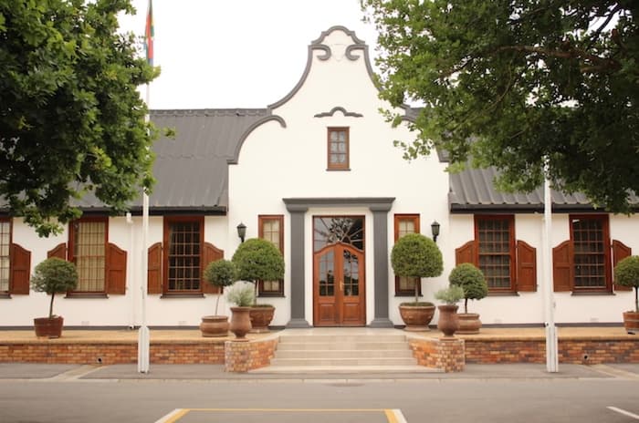 OAKDALE LANDBOUSKOOL - School building exterior